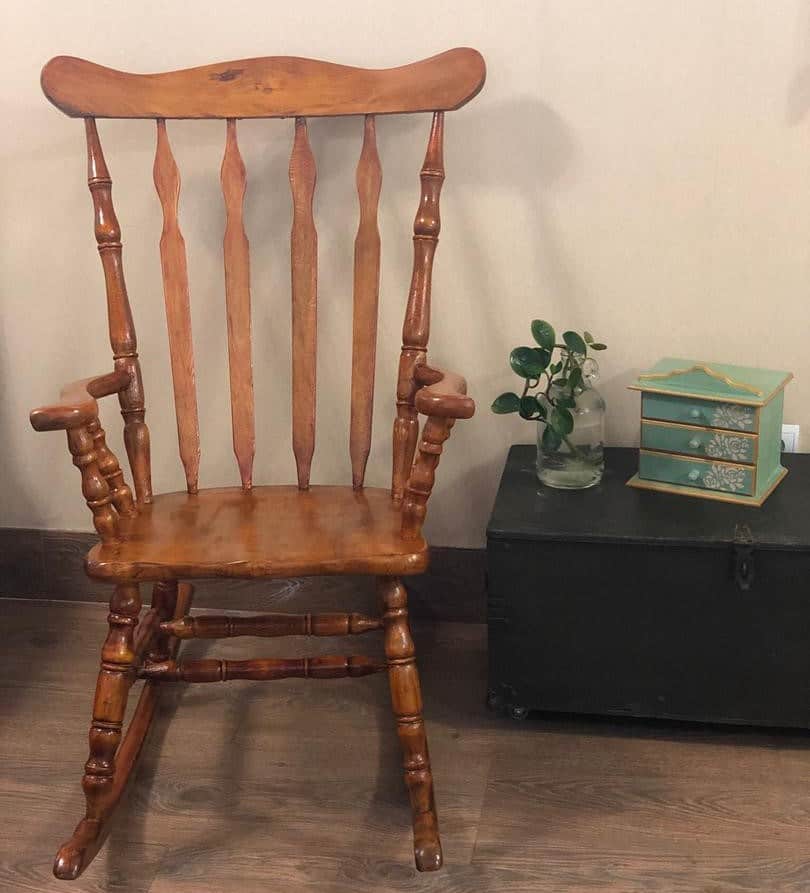 تصویر 2 از صندلی چوبی گهواره ای پایه منحنی با طراحی راحتی بالا